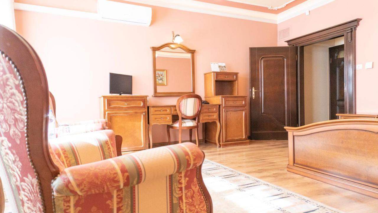 Hotel "Dworek Lesniczowka" Wodzislaw Slaski Exterior photo
